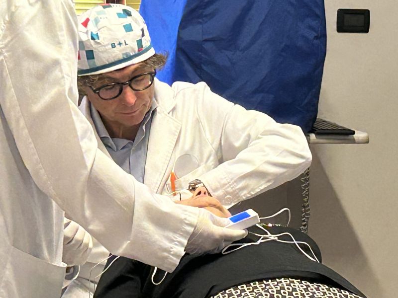 Il Dott. Mario Ravot esegue una iontoforesi trans-sclerale su un paziente