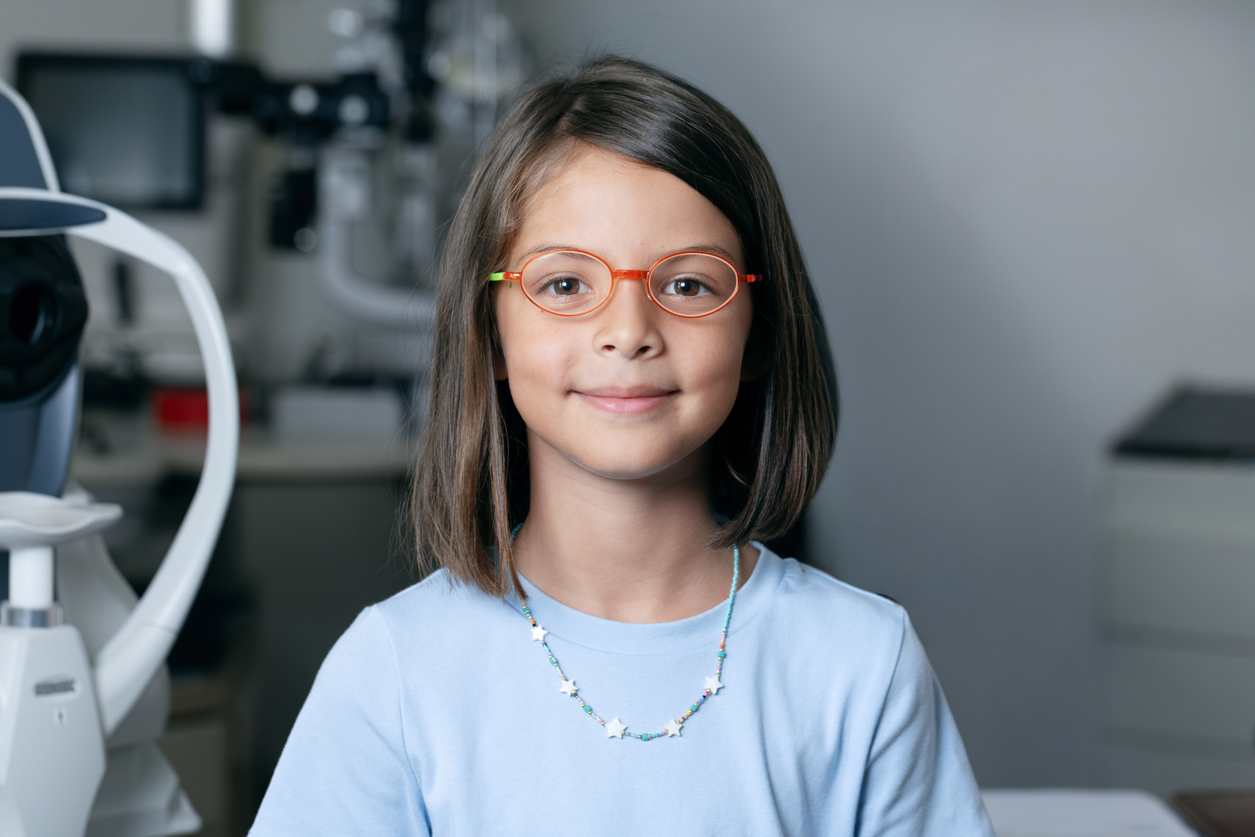 Bambina con occhiali in uno studio oculistico