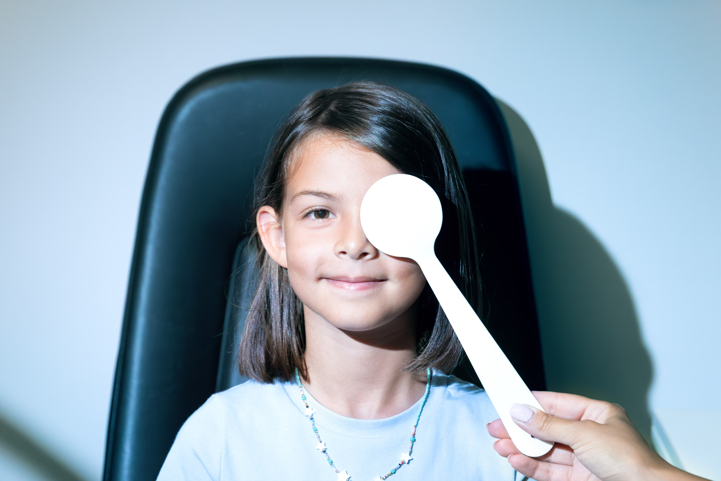 Visita oculistica di una bambina con l’occlusore