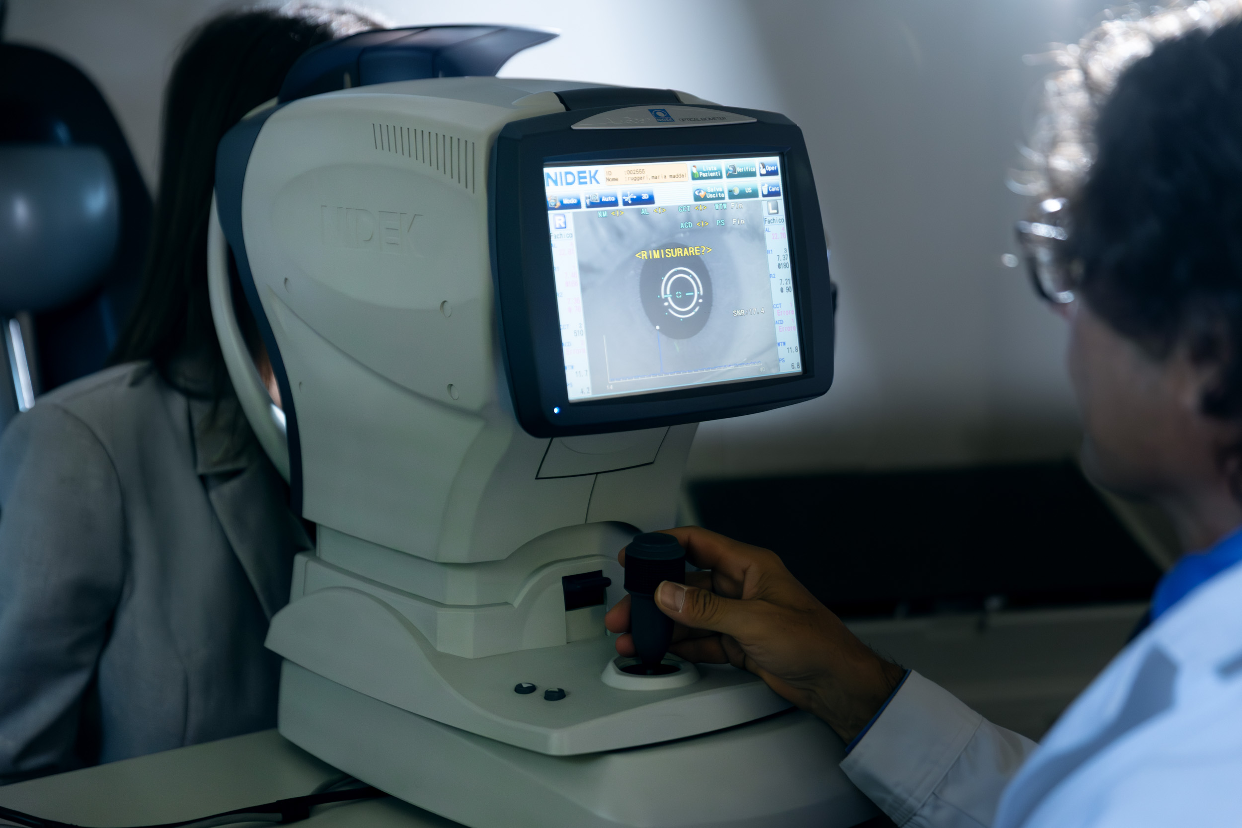Esame di biometria oculare presso lo studio oculistico del Dott. Mario Ravot a Torino